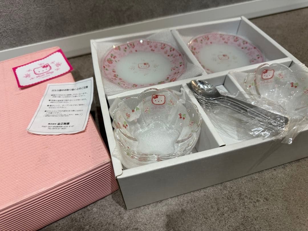 新品未使用　ハローキティー　デザート皿セット
