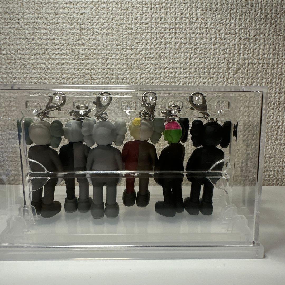 KAWS展示会限定フィギュアキーホルダー6体セット(ケース付き)